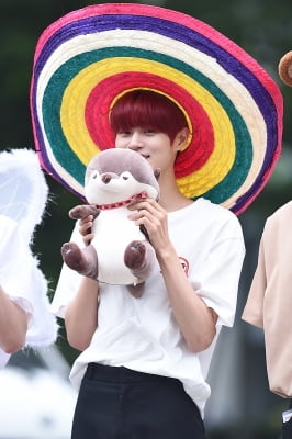 [포토] AB6IX 이대휘, '햇빛 다 막을 수 있는 모자 쓰고~'