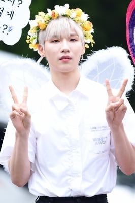 [포토] AB6IX 전웅, '화관 쓴 천사~'