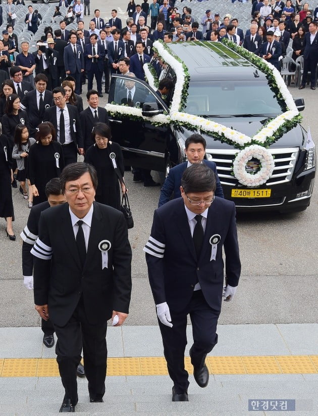 [포토] 이희호 여사 추모식장 들어서는 김홍업-김홍걸