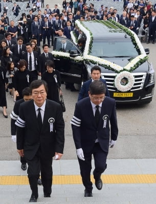 [포토] 이희호 여사 추모식장 들어서는 김홍업-김홍걸