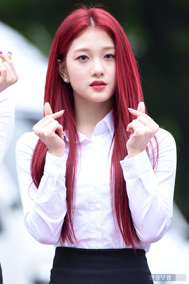 [포토] 프로미스나인 이서연, '깜찍한 손가락 하트~'