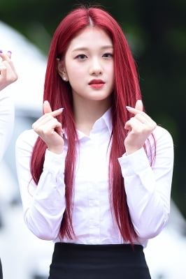 [포토] 프로미스나인 이서연, '깜찍한 손가락 하트~'