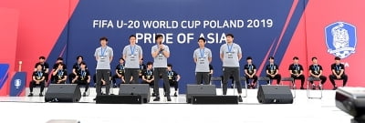 [포토] 팬들에게 인사하는 U-20 대표팀