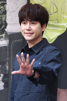 [포토] 규현, '언제 어디서나 멋진 손인사'