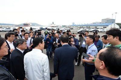 [포토] 인천항 방문한 이낙연 총리