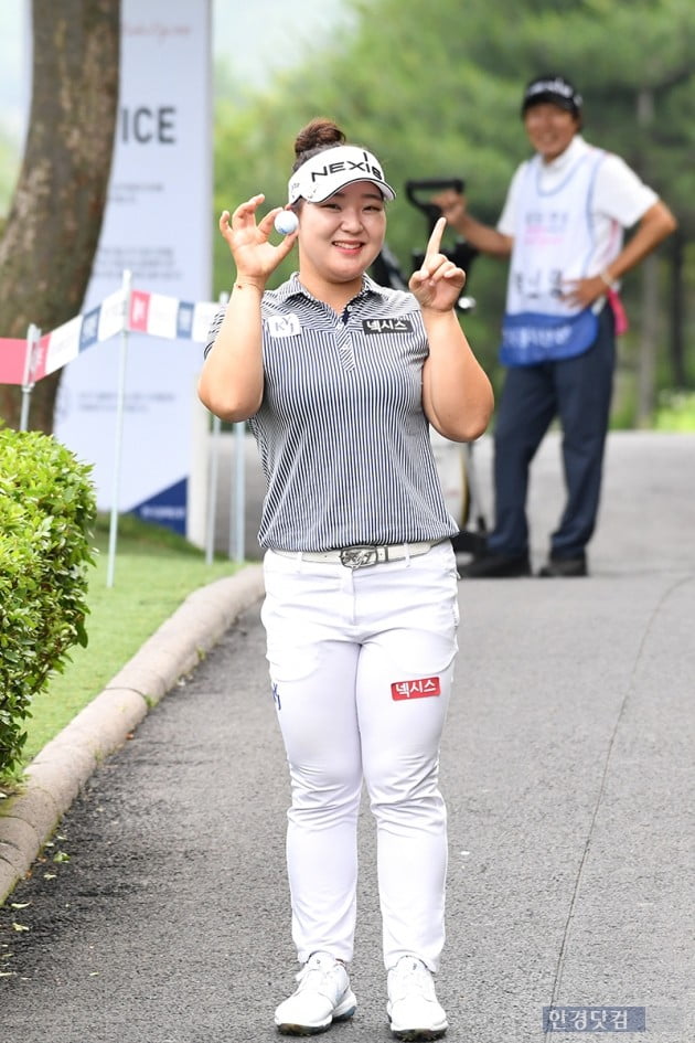 [비씨카드·한경 레이디스컵 2019] 박신영, '1라운드 홀인원의 주인공'