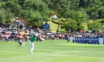  조정민, '홀컵에 붙어라~'