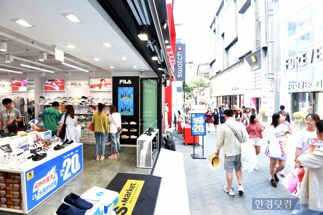 [포토] 문 활짝 열고 에어컨 튼 명동 상가들