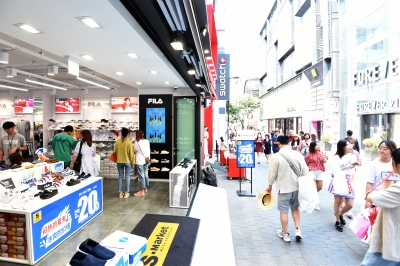 [포토] 문 활짝 열고 에어컨 튼 명동 상가들