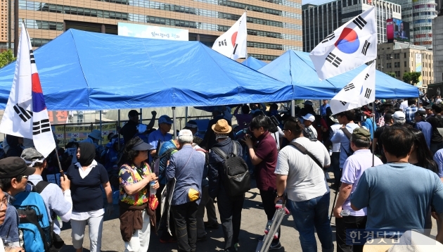 [HK영상] 우리공화당(전 대한애국당), 광화문 광장에 불법 천막 재설치