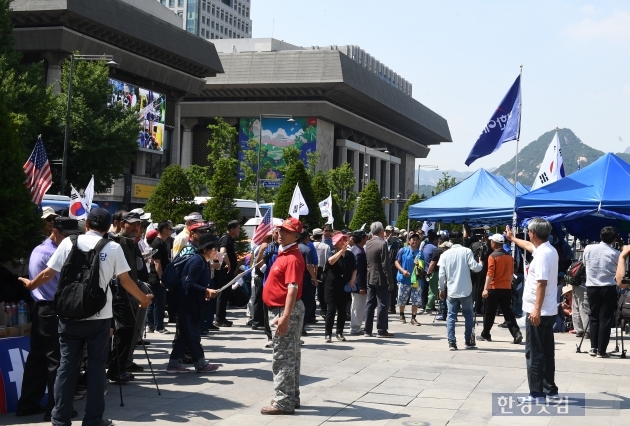 [HK영상] 우리공화당(전 대한애국당), 광화문 광장에 불법 천막 재설치