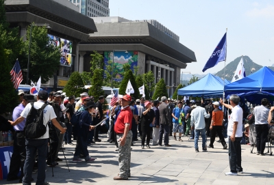 [포토] 광화문 불법 천막 설치를 위한 분주함