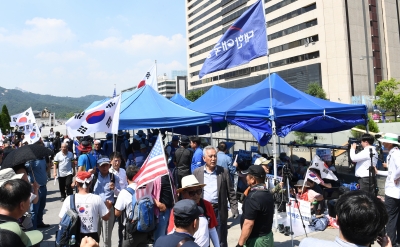 [포토] 광화문 광장에 다시 자리 잡은 불법 천막