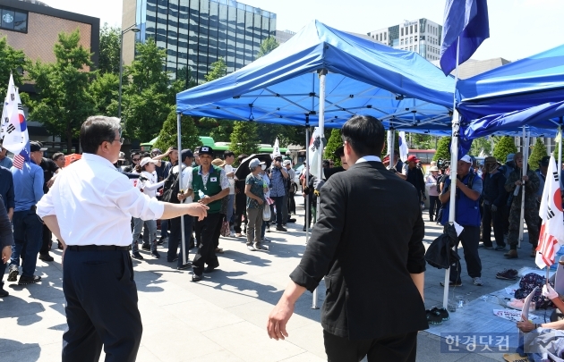 [포토] 조원진 대표 지휘 아래 광화문 불법 천막 재설치