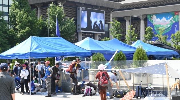 [HK영상] 우리공화당(전 대한애국당), 광화문 광장에 불법 천막 재설치