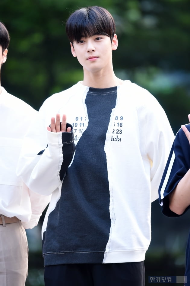 [포토] 아스트로 차은우, '소녀팬 마음 사로잡는 부드러운 손인사~'