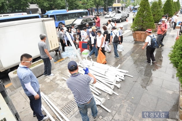 [포토] 광화문 천막 임시 이동하는 우리공화당