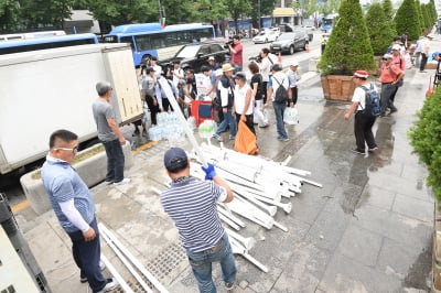 [포토] 광화문 천막 임시 이동하는 우리공화당