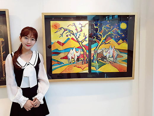 배우 겸 화가 윤송아, 인사동 개인전 오프닝 행사로 아트버스킹 진행