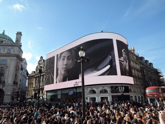 [TEN PHOTO] 런던 피카딜리 광장에 아미 불러모은 BTS