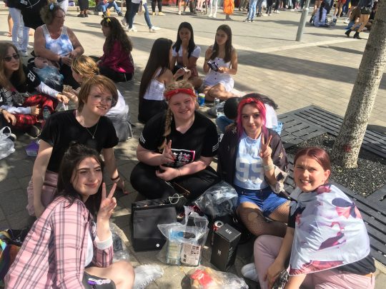 “우리는 영국 아미(ARMY)”. 그룹 방탄소년단의 런던 웸블리 스타디움 월드 투어 콘서트를 보기 위해 스타디움 밖에 모였다. / 런던=김하진 기자