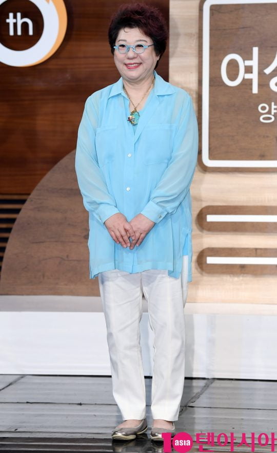 가수 양희은이 4일 오후 서울 상암동 MBC 골든마우스홀에서 진행된 MBC 라디오 [여성시대 양희은, 서경석입니다] 기자간담회에 참석하고 있다.