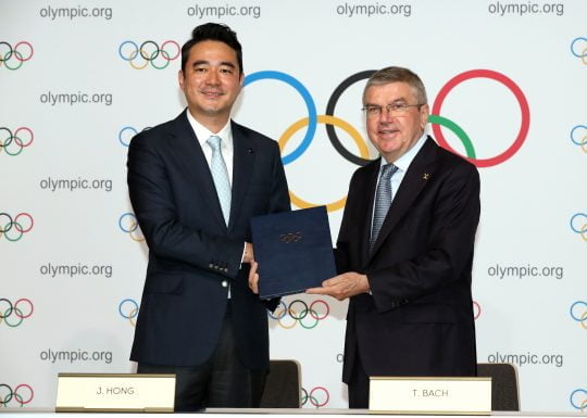 4일 오후(한국시간) 올림픽 중계권 조인식에 참석한 홍정도 중앙일보·JTBC 대표이사(왼쪽)와 토마스 바흐 IOC 위원장/사진=JTBC 제공