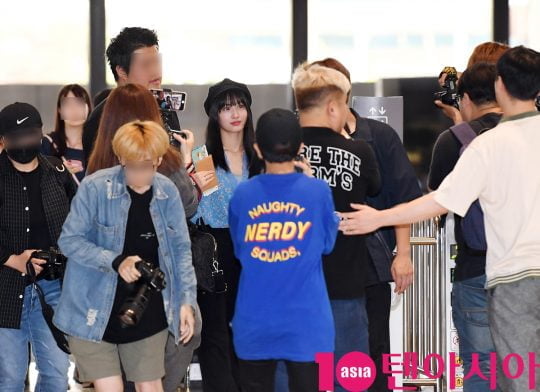 걸그룹 트와이스 멤버 모모가 4일 오후 개인일정 참석차 김포국제공항을 통해 일본으로 출국하고 있다.