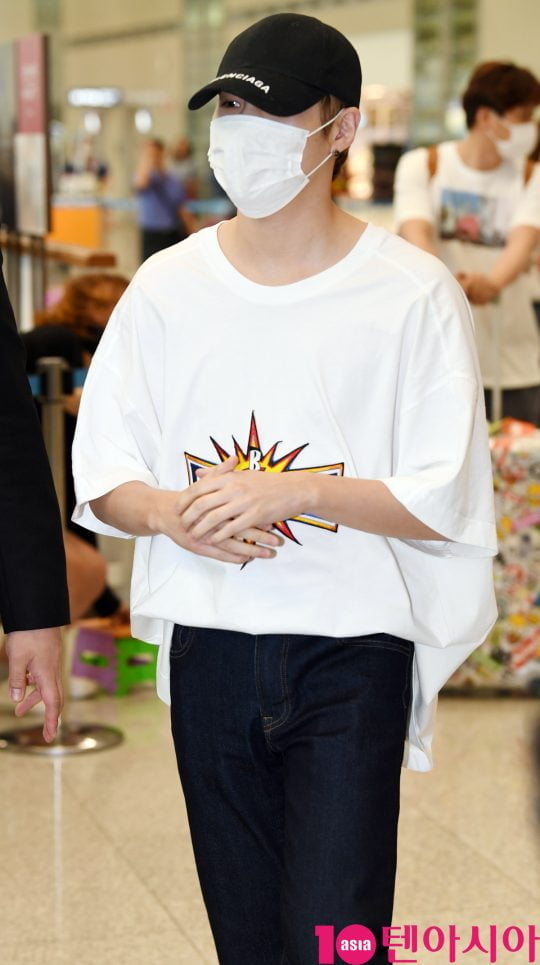 그룹 워너원 출신 가수 하성운이 5일 오후 화보촬영을 마치고 인천국제공항을 통해 일본에서 입국하고 있다.