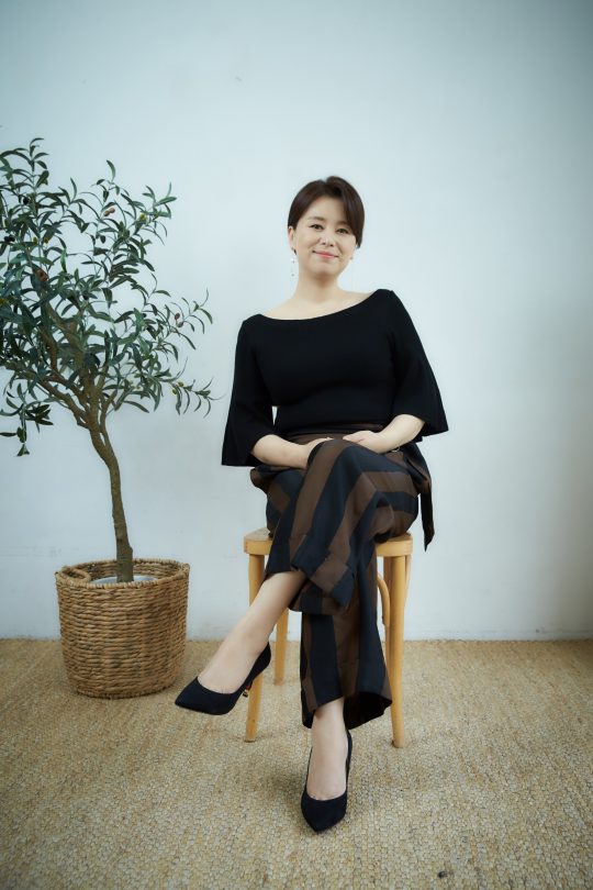 영화 ‘기생충’에서 가족 모두가 백수인 집의 엄마 충숙 역을 연기한 배우 장혜진./ 사진제공=CJ엔터테인먼트