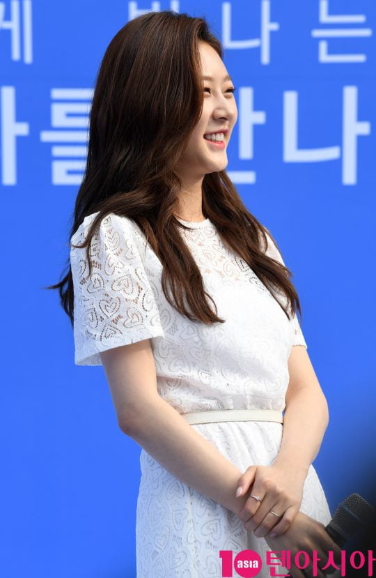 배우 김새론이 8일 오후 서울 서교동에서 진행된 한 화장품 행사에 참석하고 있다.