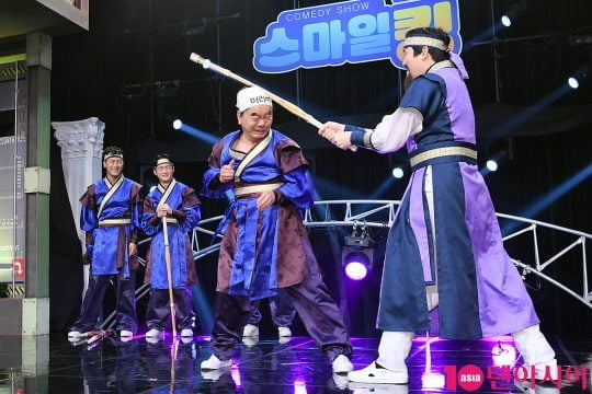단군의 후예 팀이 10일 오후 서울 가양동 iHQ스튜디오에서 열린 코미디TV 예능 ‘스마일 킹’ 기자간담회에 참석해 멋진 무대를 펼치고 있다.