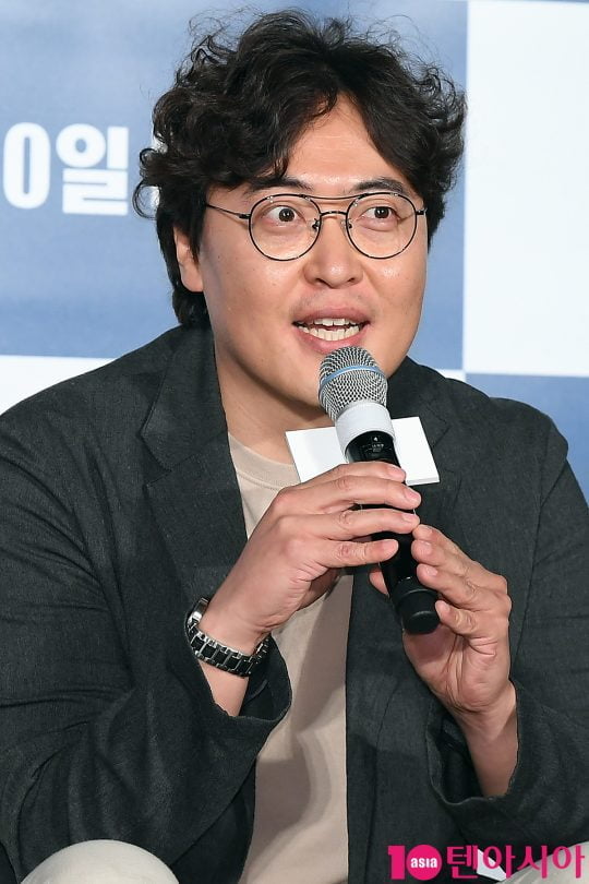 고정욱 감독이 11일 오전 서울 자양동 롯데시네마 건대입구에서 열린 영화 ‘진범’ 제작보고회에 참석해 인사말을 하고 있다.