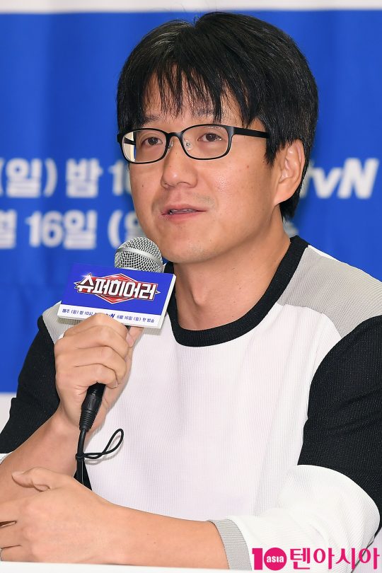 민철기 PD가 14일 오전 서울 상암동 스탠포드호텔에서 열린 tvN 예능 ‘슈퍼히어러’ 제작발표회에 참석해 인사말을 하고 있다.