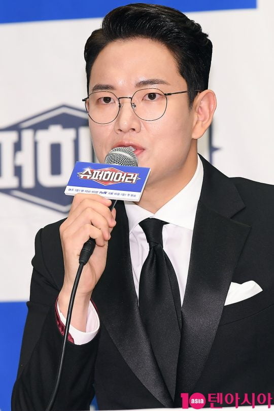 방송인 장성규가 14일 오전 서울 상암동 스탠포드호텔에서 열린 tvN 예능 ‘슈퍼히어러’ 제작발표회에 참석해 인사말을 하고 있다.