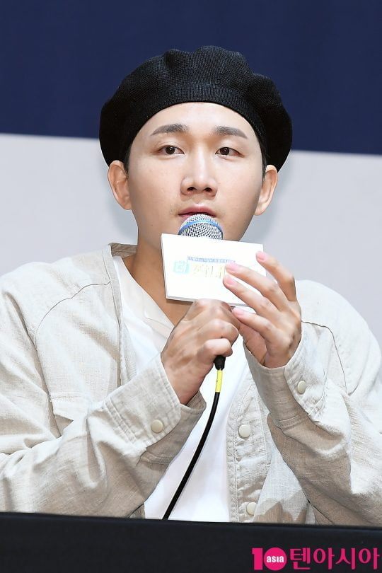 개그맨 이용진이 18일 오전 서울 신도림동 라마다호텔에서 열린 tvN 예능 ‘더 짠내투어’ 기자간담회에 참석해 인사말을 하고 있다.