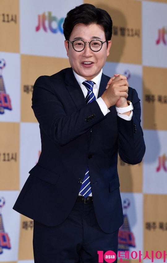 김성주가 18일 오전 서울 도화동 베스트웨스턴프리미어 서울가든호텔에서 열린 JTBC 신규 예능 프로그램 ‘뭉쳐야 찬다’의 기자간담회에 참석하고 있다.