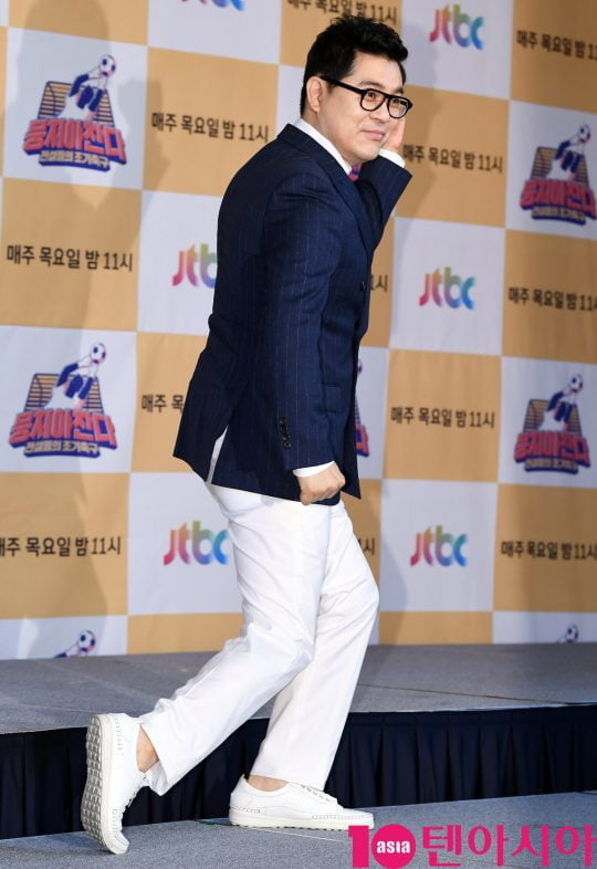 김용만이 18일 오전 서울 도화동 베스트웨스턴프리미어 서울가든호텔에서 열린 JTBC 신규 예능 프로그램 ‘뭉쳐야 찬다’의 기자간담회에 참석하고 있다.