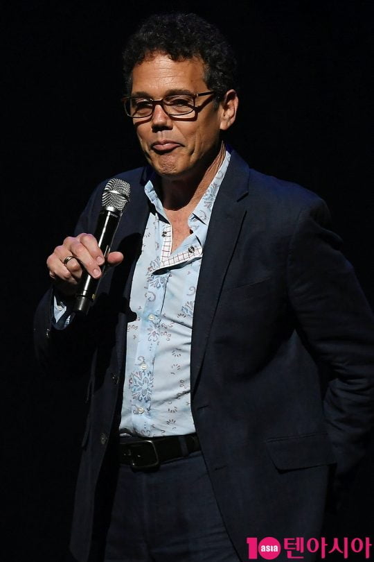 극작가 아이반 멘첼이 18일 오후 서울 세종문화회관에서 열린 뮤지컬 ‘엑스칼리버’ 프레스콜에 참석해 인사말을 하고 있다.