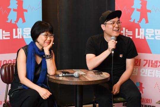 최영인 예능본부 부본부장(왼쪽부터)과 김동욱 PD가 18일 오후 서울 합정동에서 열린 ‘동상이몽2’ 기자간담회에에서 100회까지의 이야기를 들려주고 있다. /사진제공=SBS