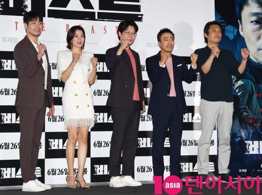 최다니엘,전혜진,유재명,이성민,이정호 감독(왼쪽부터)이 18일 오후 서울 한강로3가 CGV 용산아이파크몰점에서 열린 영화 ‘비스트’ 언론시사회에 참석하고 있다.