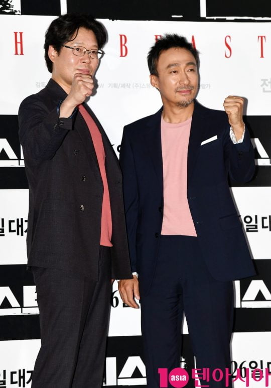 배우 유재명과 이성민이 18일 오후 서울 한강로3가 CGV 용산아이파크몰점에서 열린 영화 ‘비스트’ 언론시사회에 참석하고 있다.