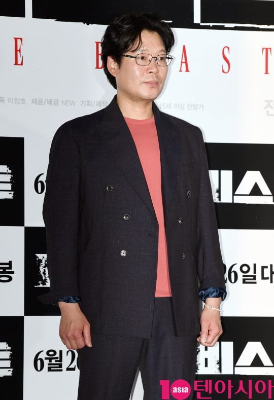 배우 유재명이 18일 오후 서울 한강로3가 CGV 용산아이파크몰점에서 열린 영화 ‘비스트’ 언론시사회에 참석하고 있다.