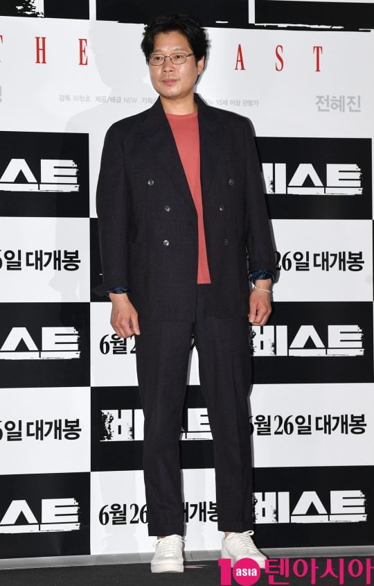 배우 유재명이 18일 오후 서울 한강로3가 CGV 용산아이파크몰점에서 열린 영화 ‘비스트’ 언론시사회에 참석하고 있다.