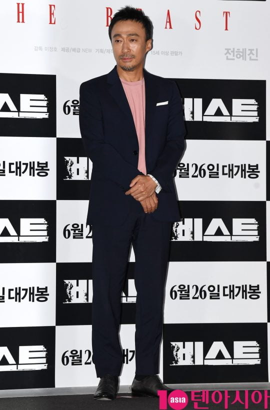 배우 이성민이 18일 오후 서울 한강로3가 CGV 용산아이파크몰점에서 열린 영화 ‘비스트’ 언론시사회에 참석하고 있다.