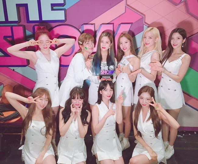 우주소녀, `더 쇼` 2주 연속 1위…데뷔 후 첫 트리플 크라운 달성