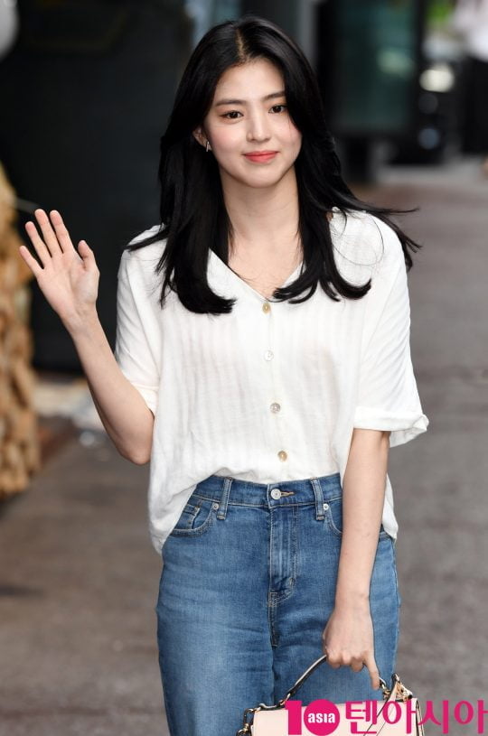 배우 한소희가 19일 오후 서울 여의도 한 음식점에서 열린 tvN 월화드라마 ‘어비스:영혼 소생 구슬’ 종방연에 참석하고 있다.