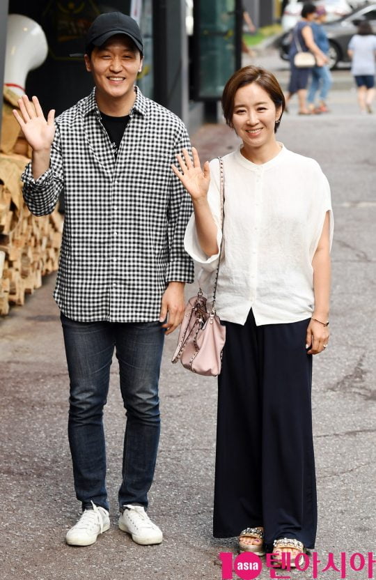배우 심윤보와 윤유선이 19일 오후 서울 여의도 한 음식점에서 열린 tvN 월화드라마 ‘어비스:영혼 소생 구슬’ 종방연에 참석하고 있다.