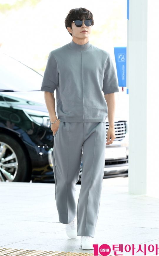 배우 김재욱이 21일 오전 패션위크 참석 차 인천국제공항을 통해 프랑스로 출국하고 있다.