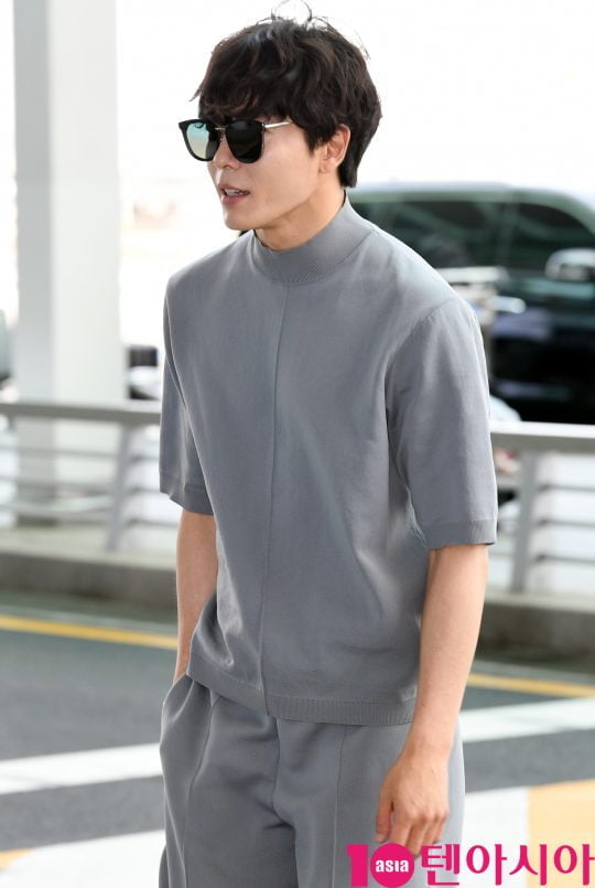 배우 김재욱이 21일 오전 패션위크 참석 차 인천국제공항을 통해 프랑스로 출국하고 있다.
